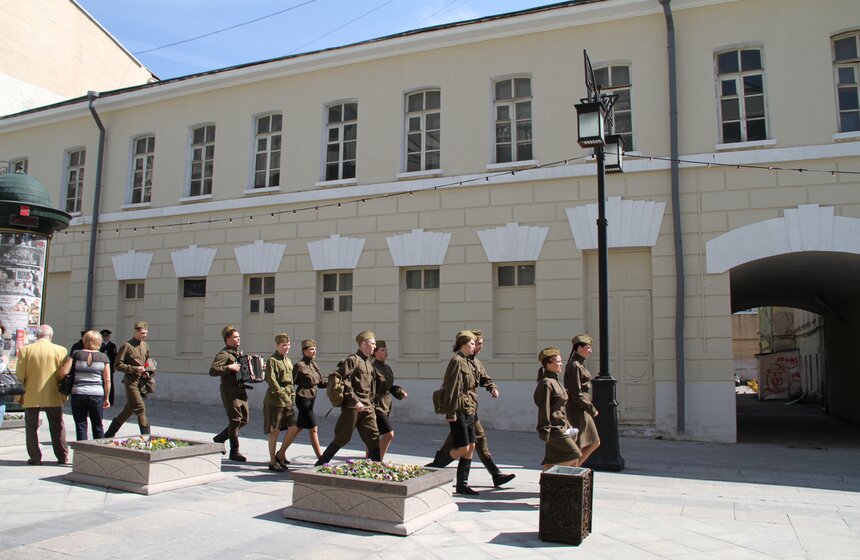 В Камергерском переулке вырос "яблоневый сад" 8 фото