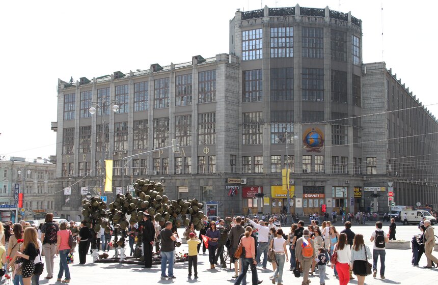 В Камергерском переулке вырос "яблоневый сад" 6 фото