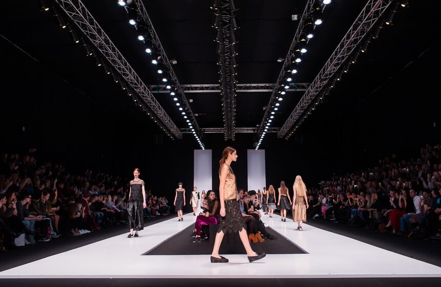 Показы дизайнеров на Mercedes-Benz Fashion Week 50 фото