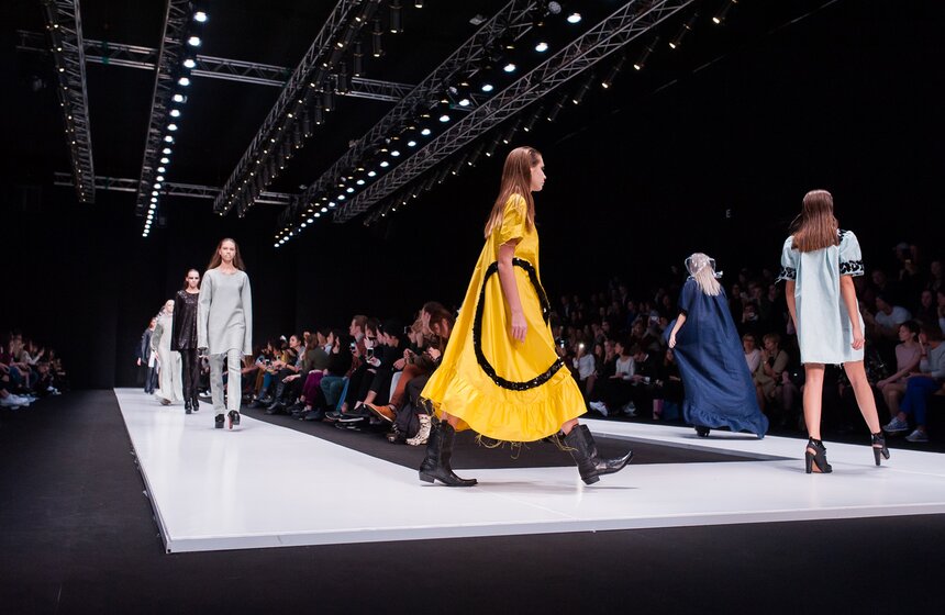Показы дизайнеров на Mercedes-Benz Fashion Week 17 фото