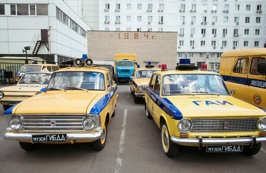 Память в металле: какие ретромашины есть у ГИБДД 26 фото