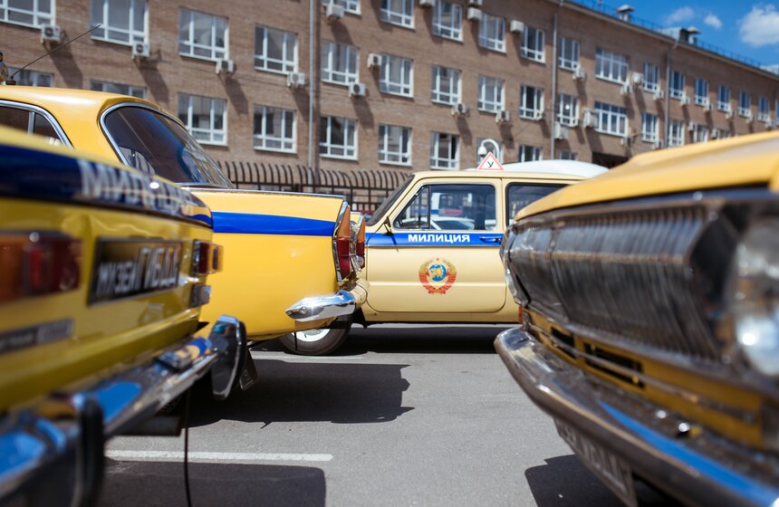 Память в металле: какие ретромашины есть у ГИБДД 18 фото