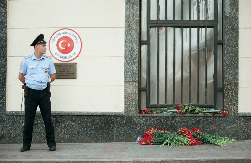 Москвичи выразили соболезнования в связи с терактом в Стамбуле 20 фото