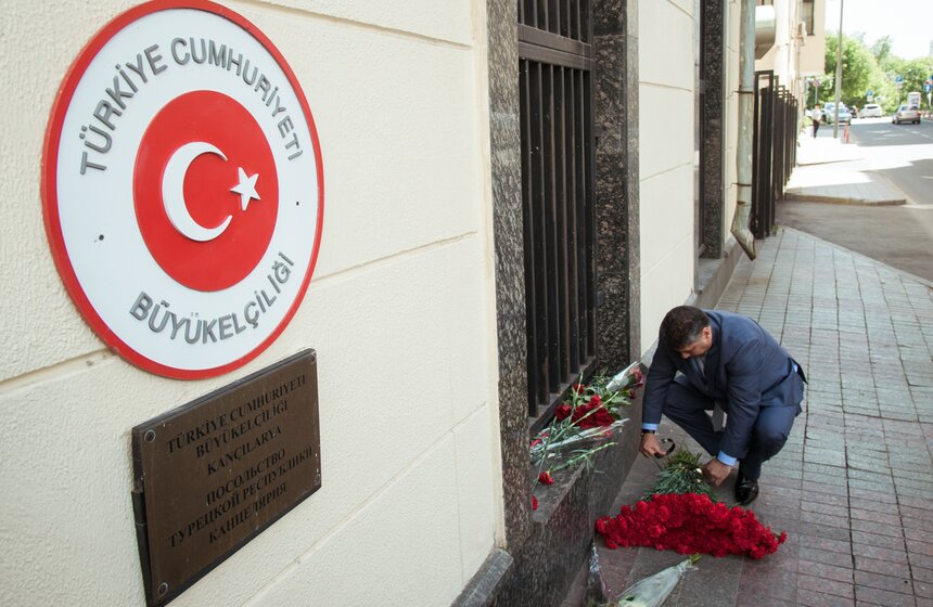 Москвичи выразили соболезнования в связи с терактом в Стамбуле 1 фото