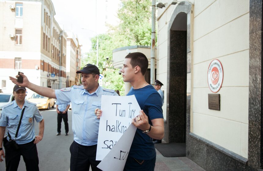 Москвичи выразили соболезнования в связи с терактом в Стамбуле 17 фото