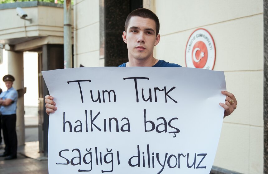 Москвичи выразили соболезнования в связи с терактом в Стамбуле 16 фото