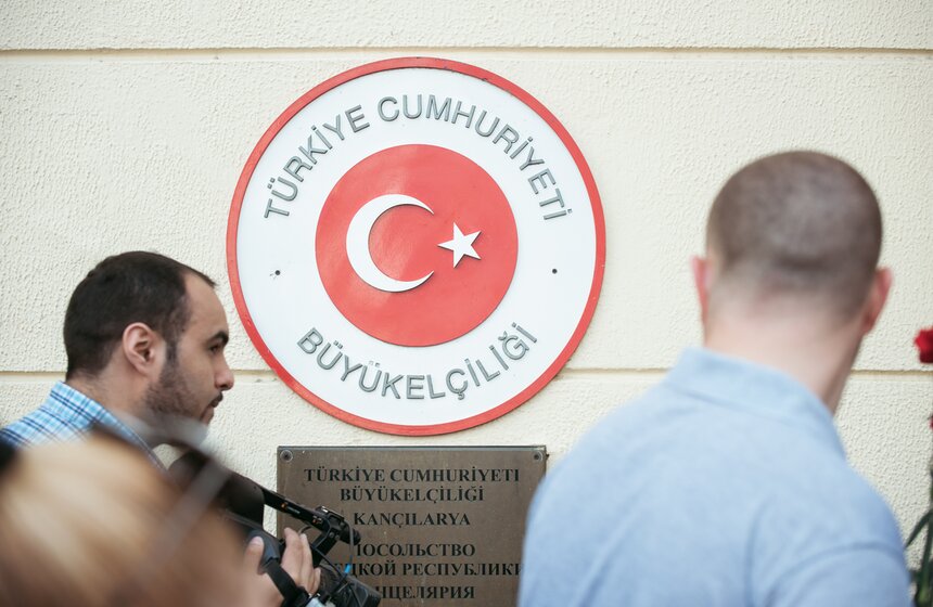 Москвичи выразили соболезнования в связи с терактом в Стамбуле 10 фото