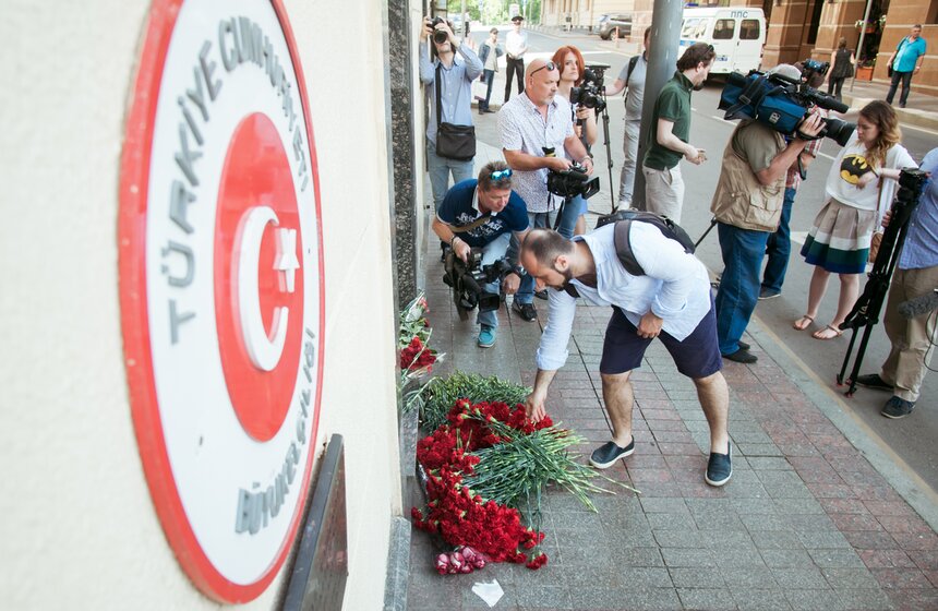 Москвичи выразили соболезнования в связи с терактом в Стамбуле 14 фото