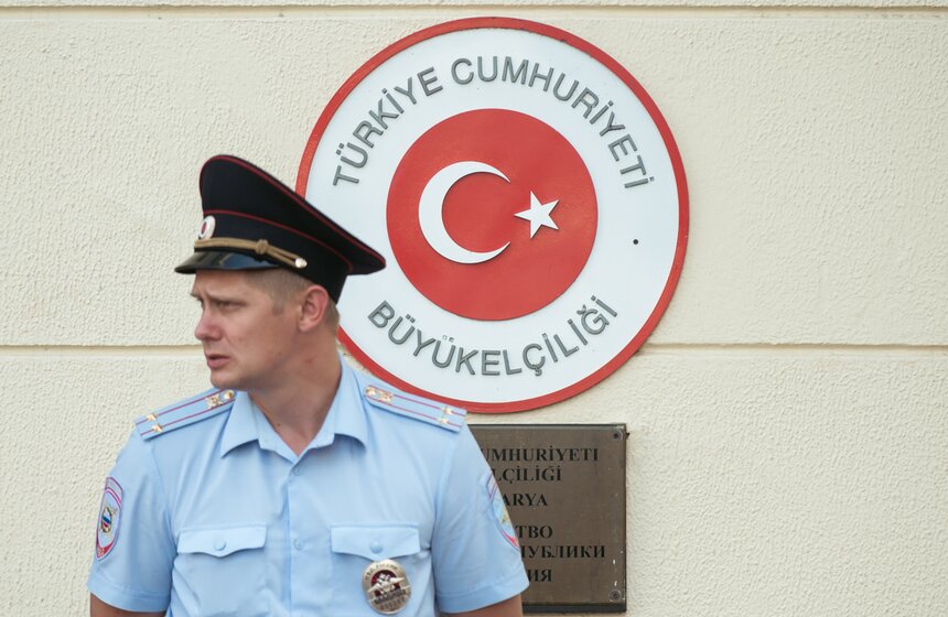 Москвичи выразили соболезнования в связи с терактом в Стамбуле 13 фото