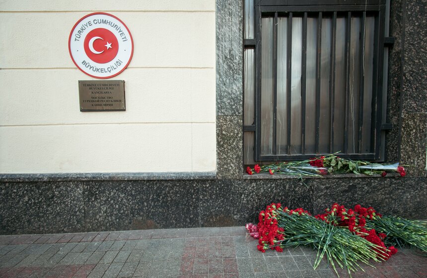 Москвичи выразили соболезнования в связи с терактом в Стамбуле 15 фото