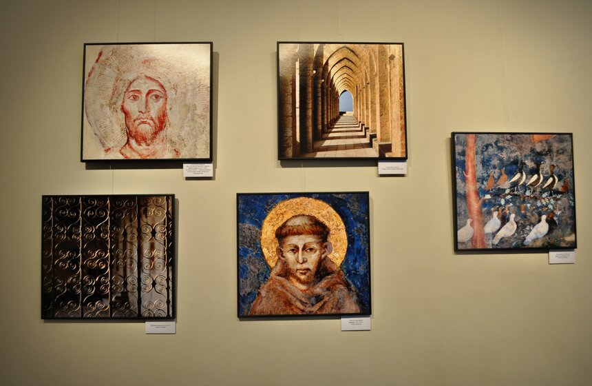 12 апреля в столице открылась фотовыставка "Лик и слово" 14 фото