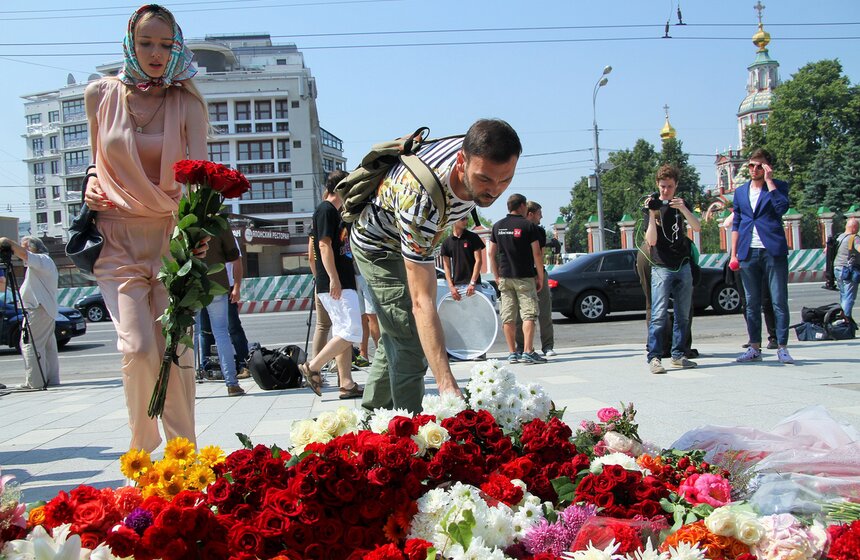 Москвичи несут цветы к посольству Франции 17 фото