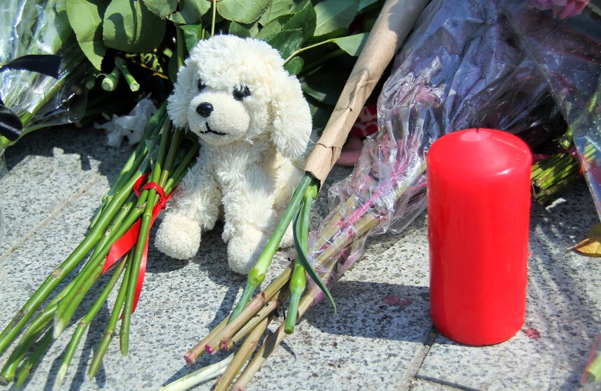 Москвичи несут цветы к посольству Франции 16 фото