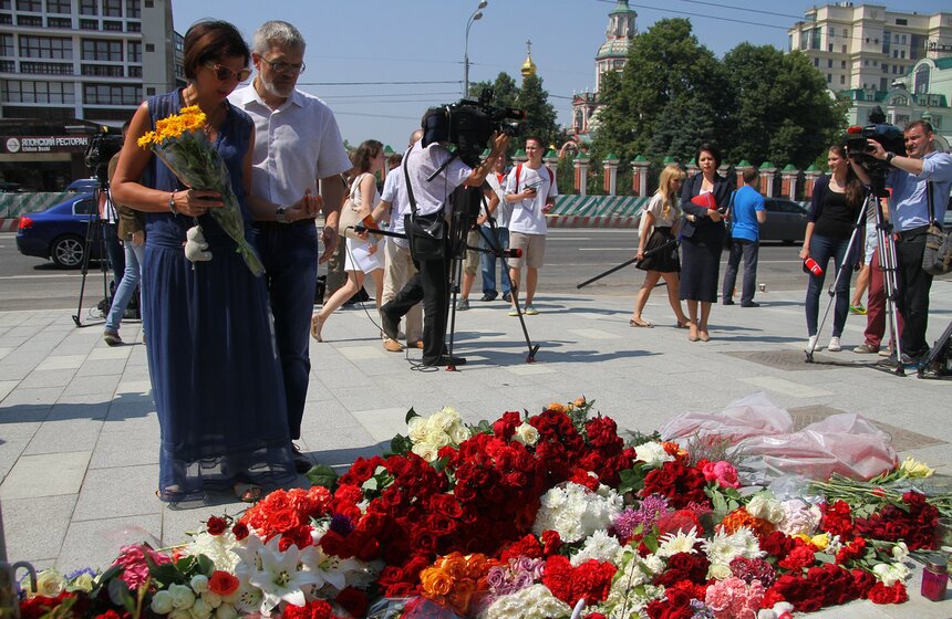 Москвичи несут цветы к посольству Франции 11 фото