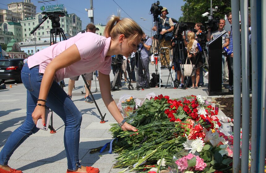 Москвичи несут цветы к посольству Франции 10 фото
