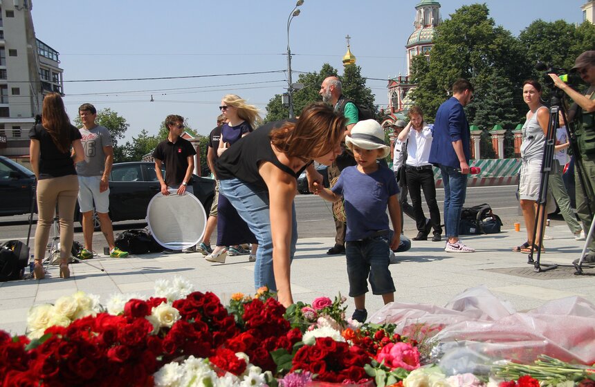 Москвичи несут цветы к посольству Франции 14 фото