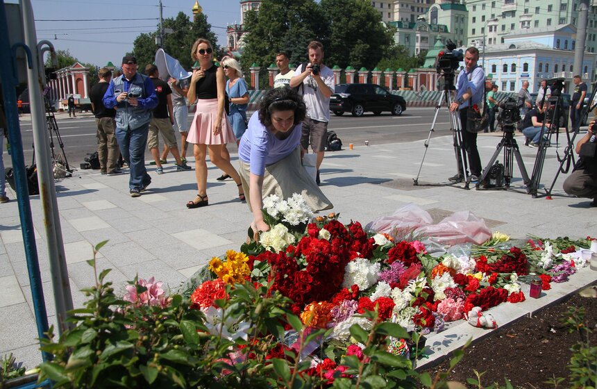 Москвичи несут цветы к посольству Франции 13 фото
