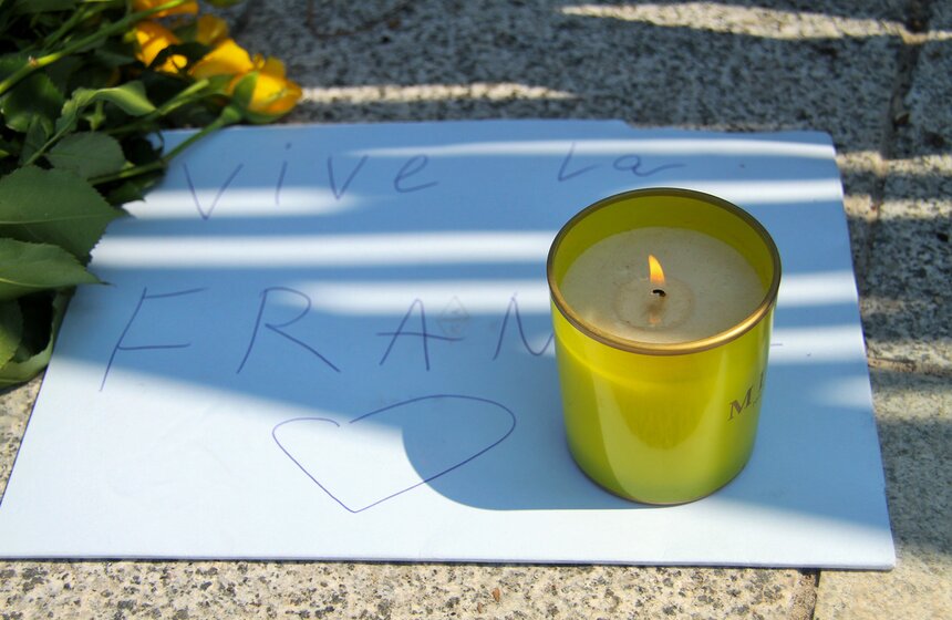 Москвичи несут цветы к посольству Франции 15 фото