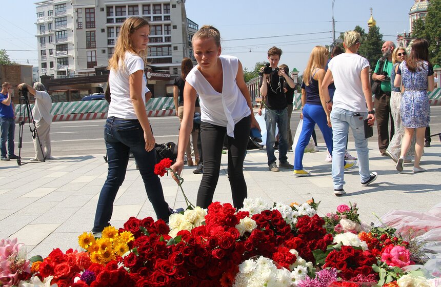Москвичи несут цветы к посольству Франции 18 фото
