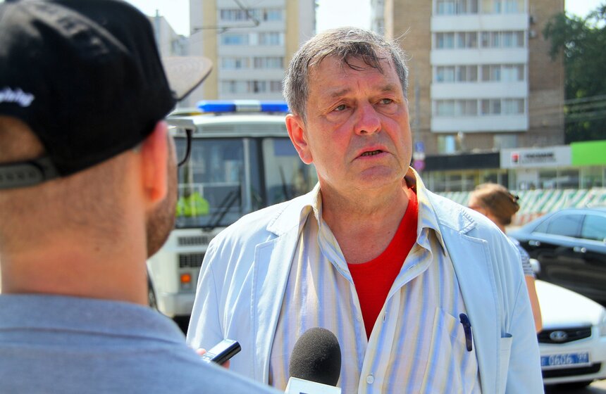 Москвичи несут цветы к посольству Франции 9 фото