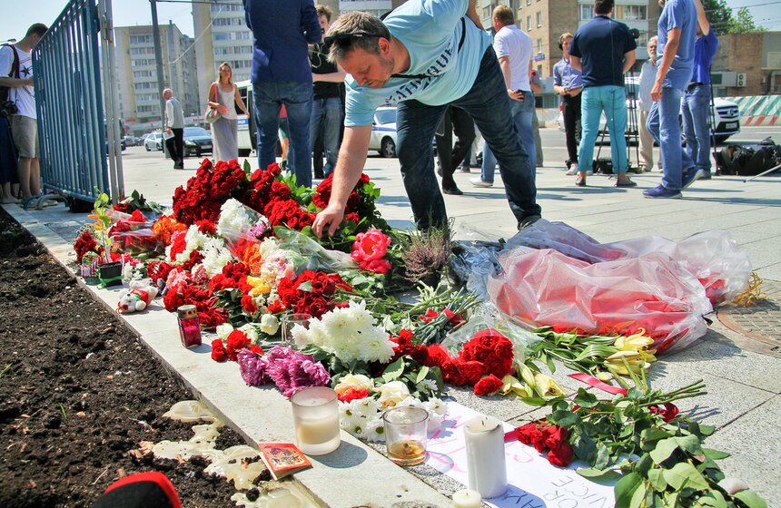 Москвичи несут цветы к посольству Франции 3 фото