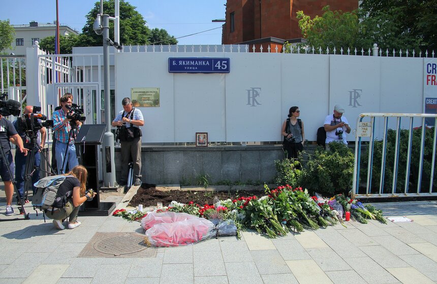 Москвичи несут цветы к посольству Франции 1 фото