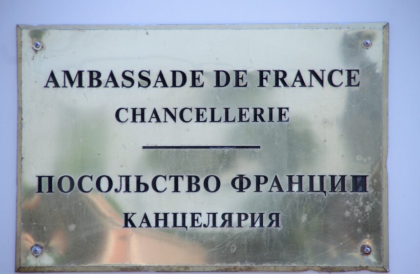 Москвичи несут цветы к посольству Франции 2 фото