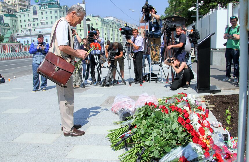Москвичи несут цветы к посольству Франции 8 фото