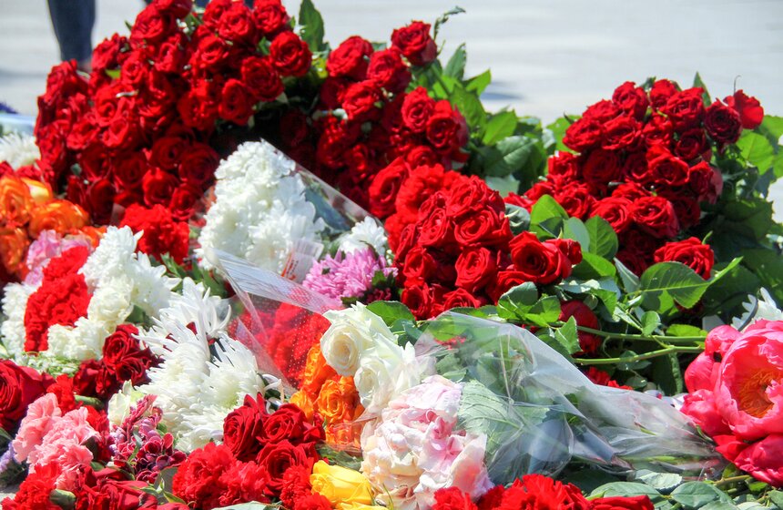 Москвичи несут цветы к посольству Франции 5 фото