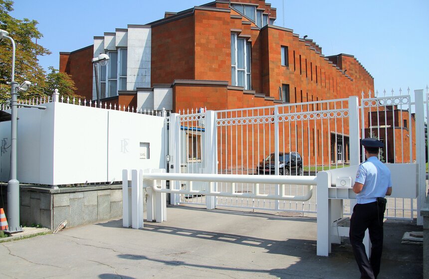 Москвичи несут цветы к посольству Франции 6 фото