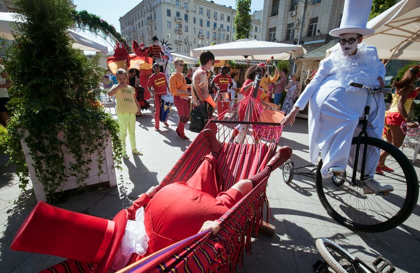 Большой испанский карнавал в Столешниковом переулке 28 фото