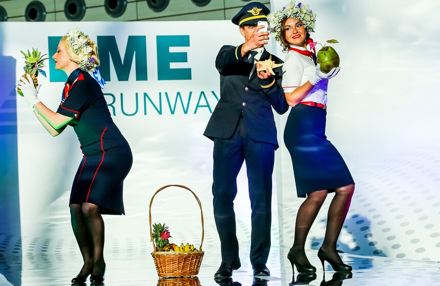 Показ авиационной моды в Домодедово 12 фото