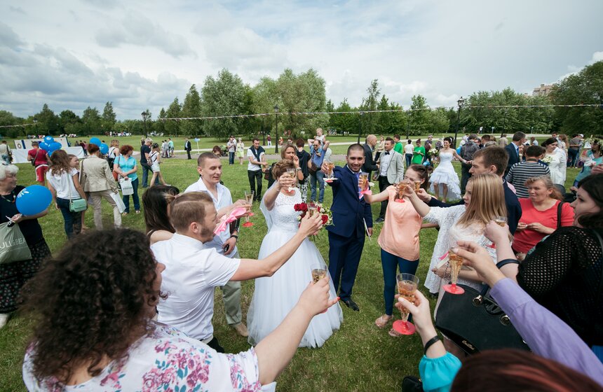 В парке "Царицыно" отпраздновали День семьи, любви и верности 19 фото