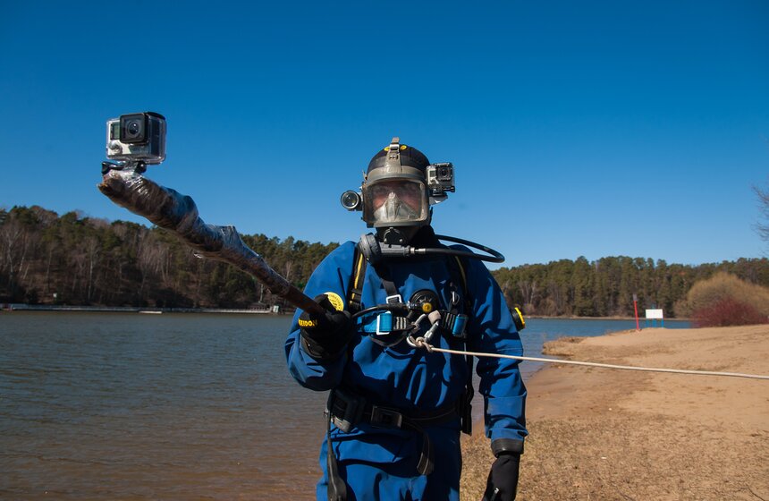 Как водолазы готовят дно городских водоемов к летнему сезону 5 фото