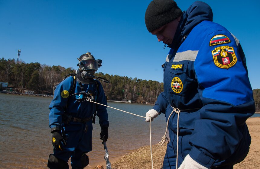 Как водолазы готовят дно городских водоемов к летнему сезону 4 фото