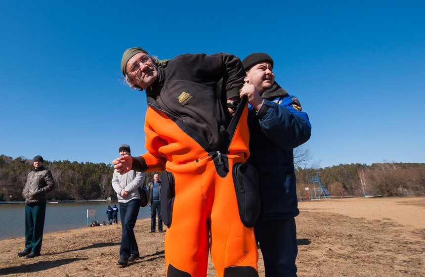 Как водолазы готовят дно городских водоемов к летнему сезону 13 фото