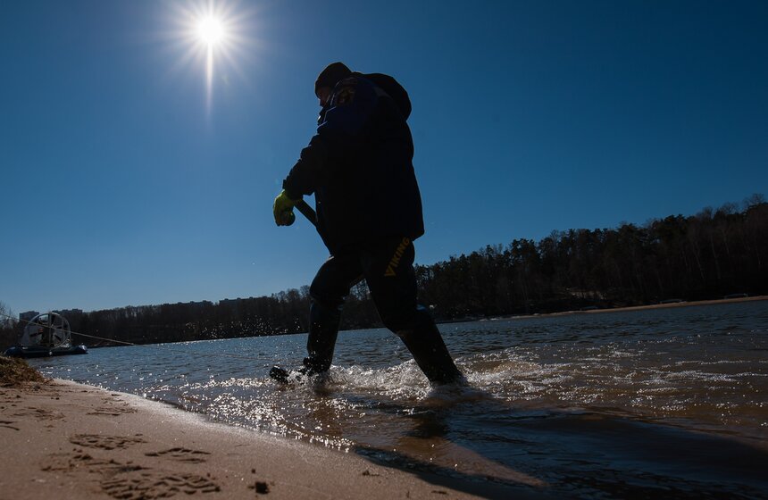 Как водолазы готовят дно городских водоемов к летнему сезону 14 фото