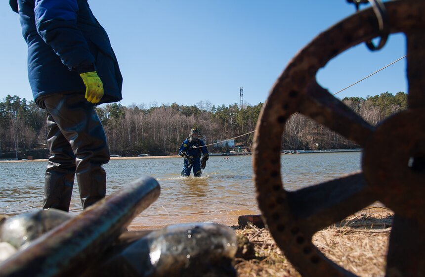 Как водолазы готовят дно городских водоемов к летнему сезону 19 фото