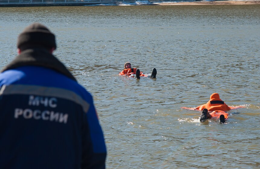 Как водолазы готовят дно городских водоемов к летнему сезону 22 фото