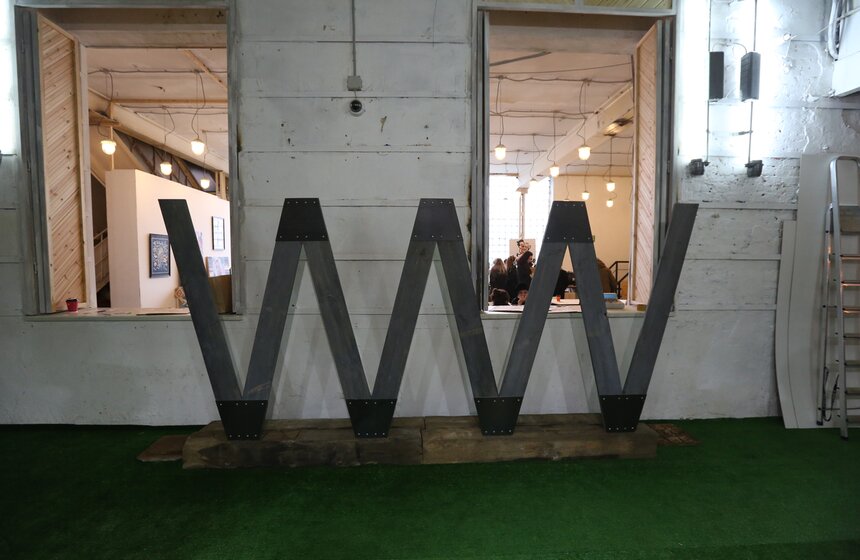 В Artplay прошла выставка работ из дерева "Wood Works" 24 фото