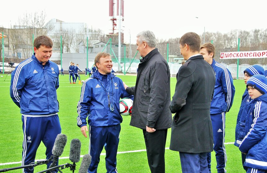 Сергей Собянин побывал на открытии нового футбольного поля 16 фото