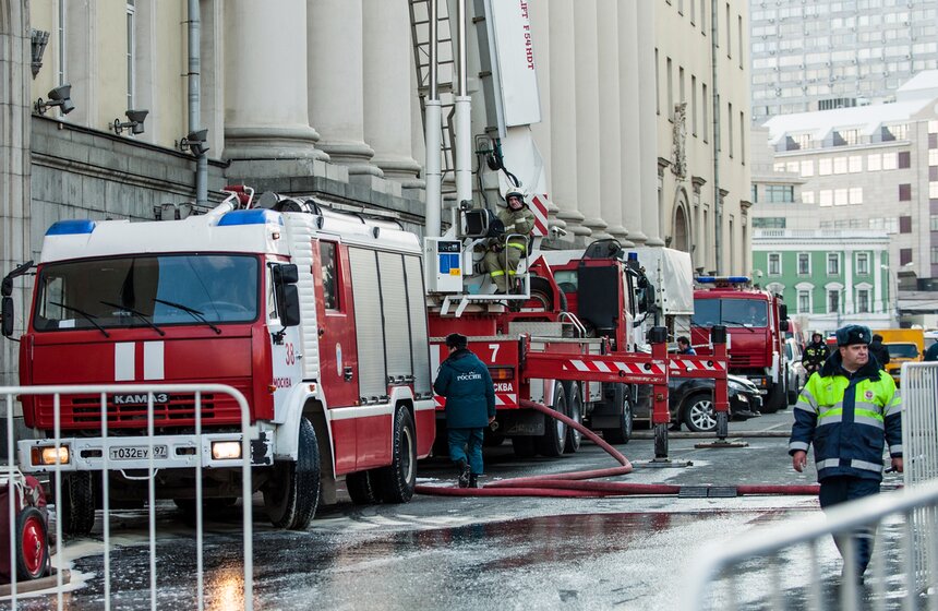 Пожар в здании Минобороны на Знаменке 4 фото