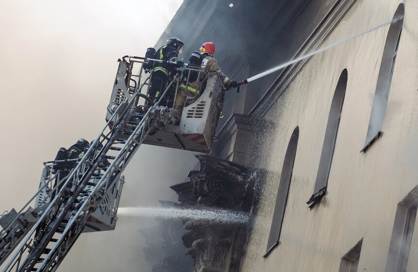 Пожар в здании Минобороны на Знаменке 5 фото