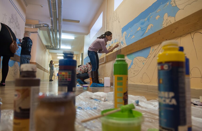 Проект "Веселый коридор" раскрасил стены детской больницы 25 фото