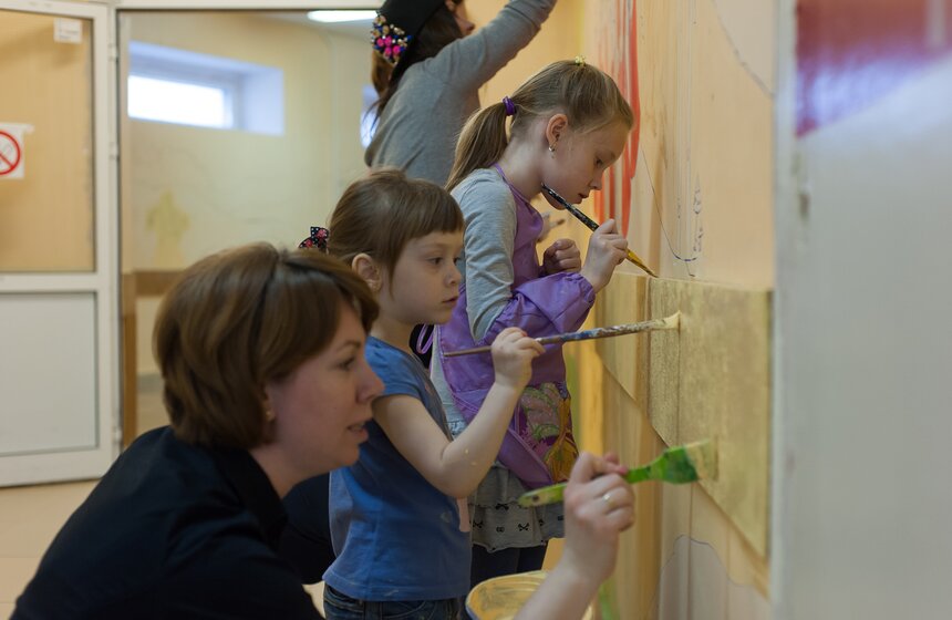 Проект "Веселый коридор" раскрасил стены детской больницы 20 фото