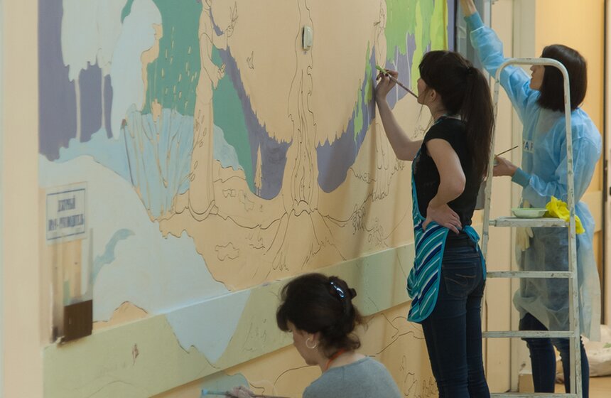 Проект "Веселый коридор" раскрасил стены детской больницы 23 фото