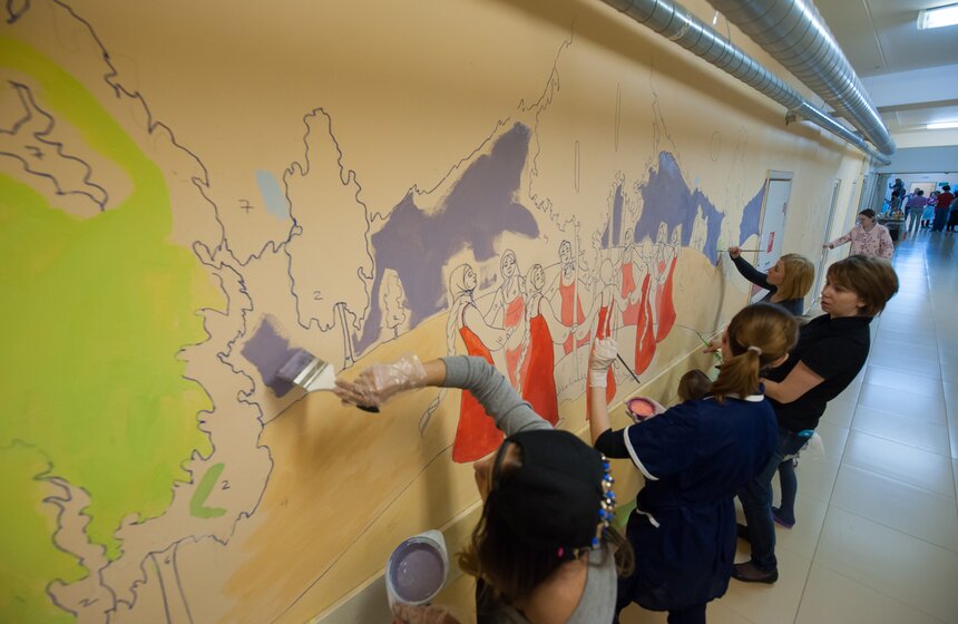 Проект "Веселый коридор" раскрасил стены детской больницы 21 фото