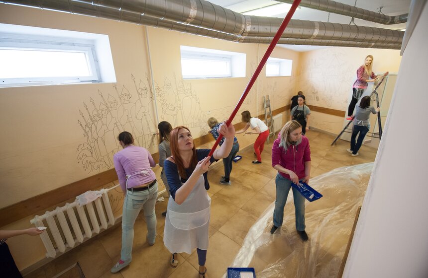 Проект "Веселый коридор" раскрасил стены детской больницы 8 фото