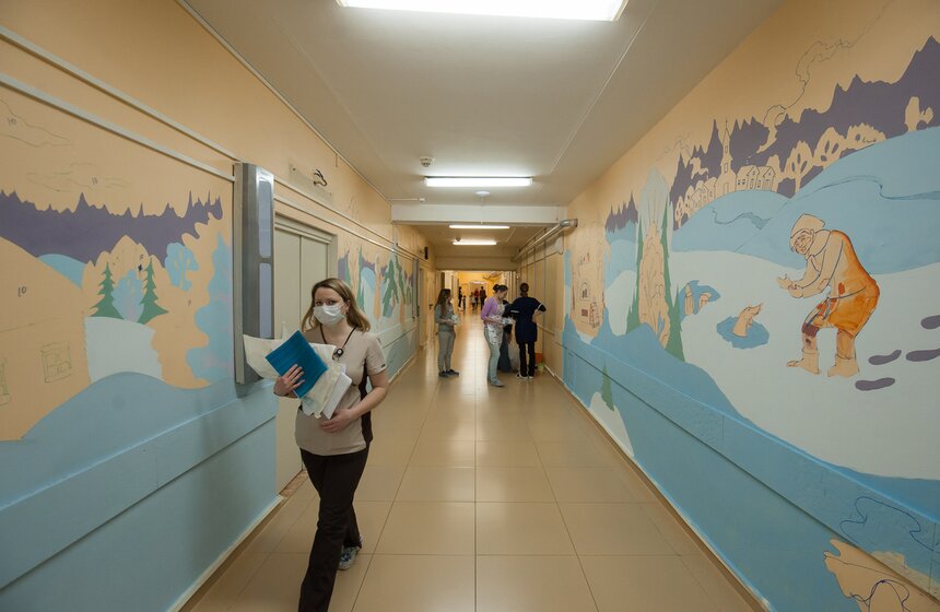 Проект "Веселый коридор" раскрасил стены детской больницы 9 фото