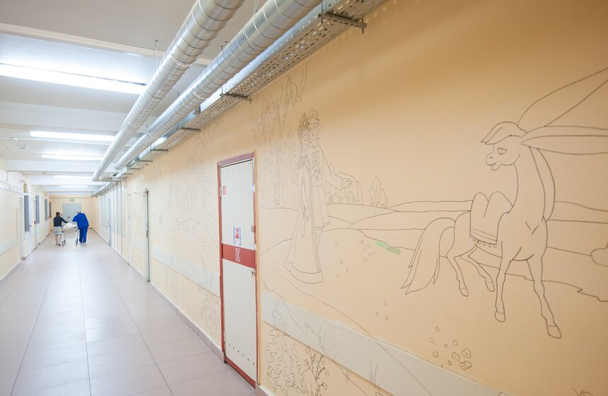 Проект "Веселый коридор" раскрасил стены детской больницы 7 фото